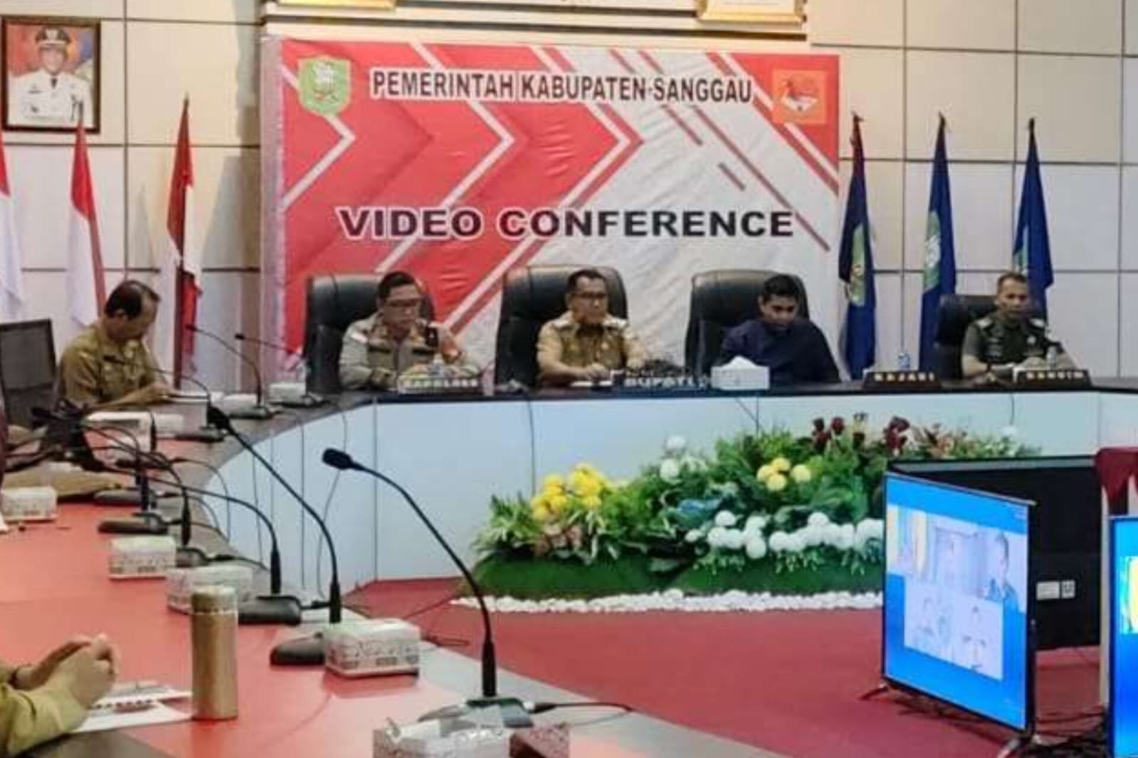 Rapat virtual penandatanganan nota kesepahaman tentang kerjasama dalam pengawasan perizinan di ruang sabang merah lantai dua Kantor Bupati Sanggau. Foto: RRI/Tri Putri Handayani.