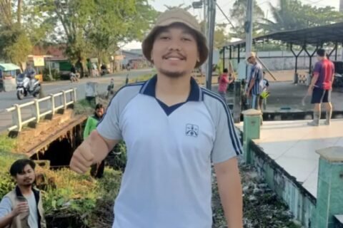 Pemuda Muhammadiyah Bersama Warga Bersihkan Sungai di Desa Limbung